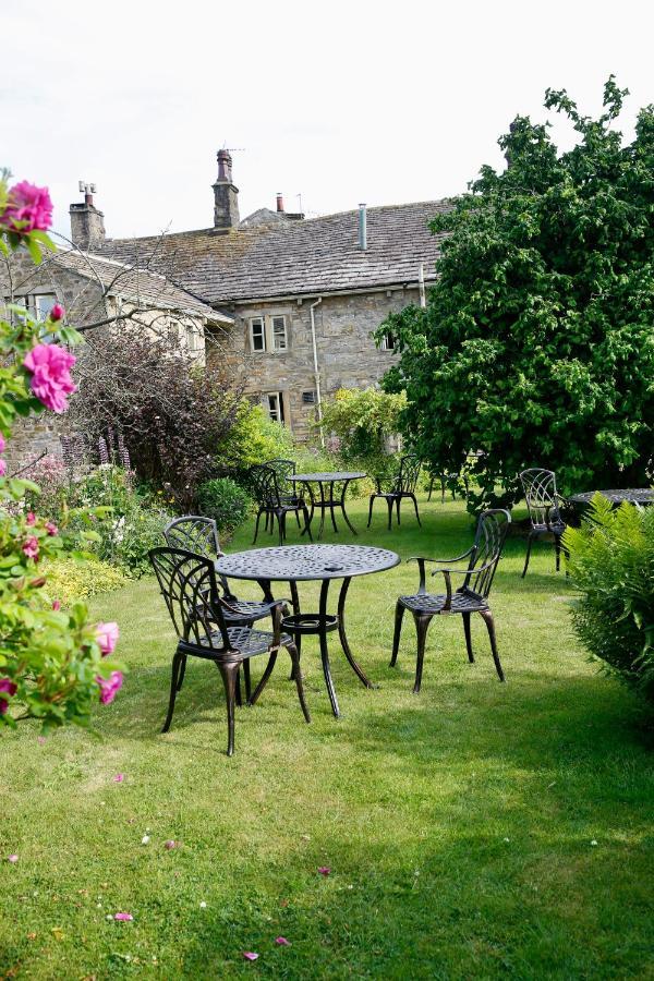 Ashfield House Hotel Grassington Kültér fotó The garden at the Old Swan