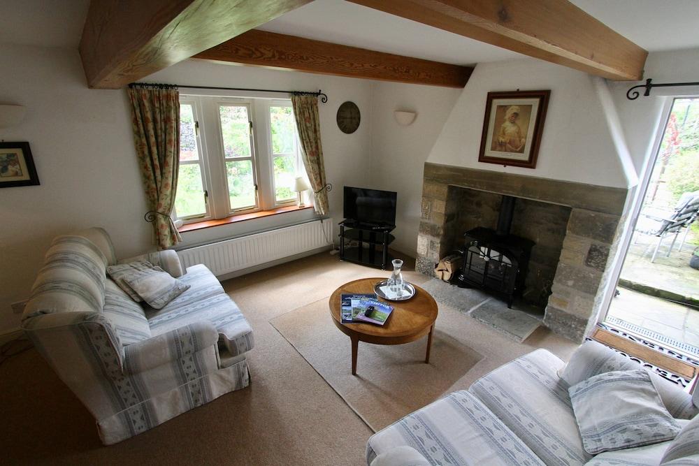 Ashfield House Hotel Grassington Kültér fotó The living room at The Old School House