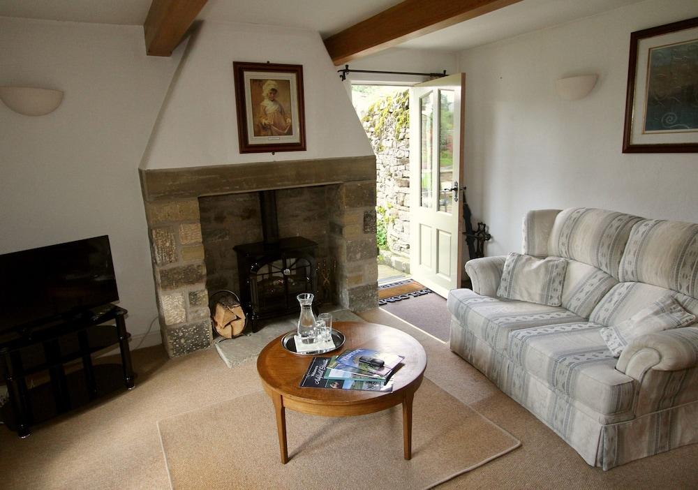 Ashfield House Hotel Grassington Kültér fotó The living room at The Old School House