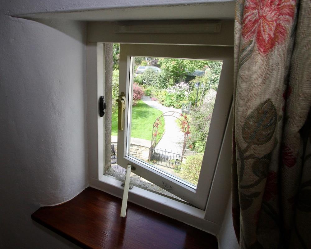 Ashfield House Hotel Grassington Kültér fotó A window open for ventilation