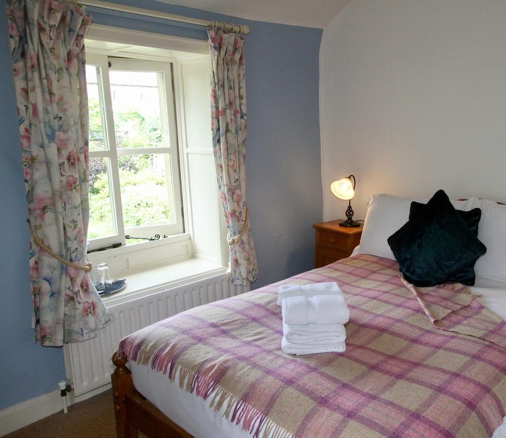 Ashfield House Hotel Grassington Kültér fotó A bedroom at the Old Post Office
