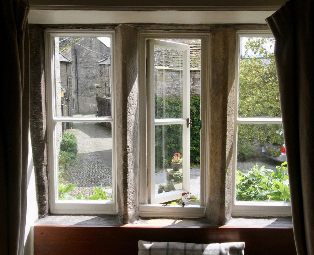 Ashfield House Hotel Grassington Kültér fotó A window with a mullion frame